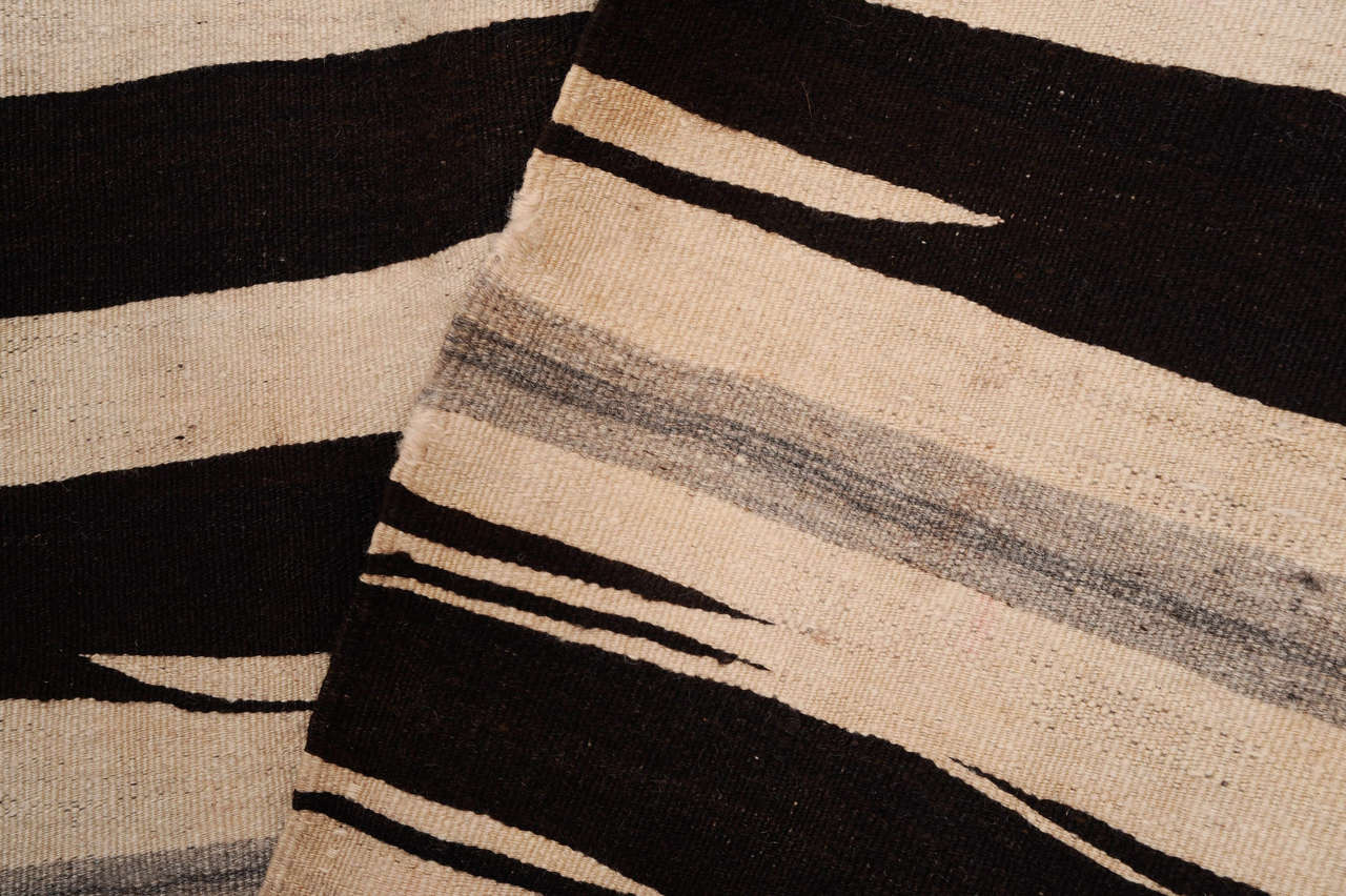 Marokkanischer Flachgewebe-Teppich in Ourika- Valley Eye Design aus Berber im Zustand „Hervorragend“ im Angebot in Milan, IT